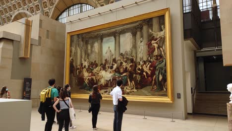 Menschen-Beobachten-Großes-Gemälde-In-Der-Galerie-Des-Orsay-Museums-In-Paris