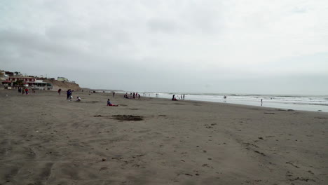 Pacasmayo,-La-Libertad,-Peru:---Strand-Mit-Stadt-Pacasmayo,-Peru-Am-Pazifischen-Ozean,-Statische-Drohnenaufnahme-Des-Strandes-An-Einem-Sonnigen-Tag