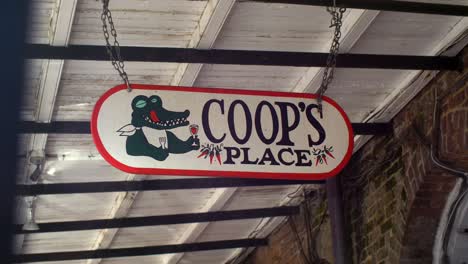 Coops-Place-Schild-Zeigt-Langsam-Das-Französische-Viertel-Von-New-Orleans