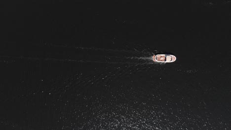 Luftaufnahme:-Ansicht-Eines-Motorboots-Auf-Dem-Wasser-Von-Oben-Nach-Unten,-Freizeitaktivität-Im-Sommer