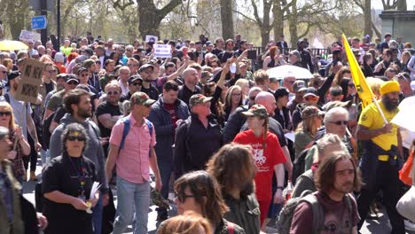 Grandes-Multitudes-Protestan-En-Londres-Contra-El-Uso-Gubernamental-De-Cierres-Y-Otras-Medidas-Que-Dañan-La-Economía-Y-La-Vida-De-Las-Personas.