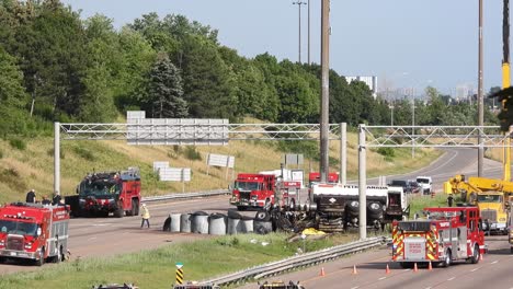 YYZ-Pearson-Crash-Tender-Truck-Bewacht-Den-Bereich-Eines-Umgestürzten-Öltankers-Auf-Der-Autobahn