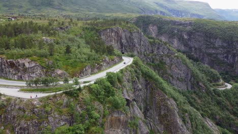 Carretera-Que-Curva-Alrededor-Del-Peligroso-Borde-Del-Acantilado-En-Un-Espectacular-Paisaje-Hardangervidda-Noruega---Antena