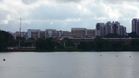 Zug-Auf-Hochbahn-Nähert-Sich-Der-MRT-Station-Lakeside,-Jurong-East,-Singapur