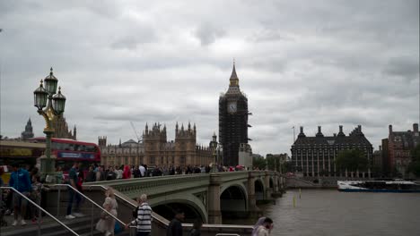 Zeitraffer-Der-Häuser-Des-Parlaments-Und-Des-Big-Ben-über-Der-Westminster-Bridge