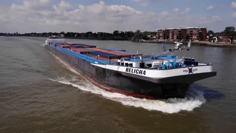 Steuerbordansicht-Des-Frachtschiffs-Belicha,-Das-Entlang-Des-Flusses-Noord-Fährt