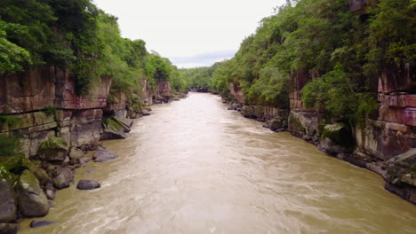 Luftaufnahme-über-Dem-Fluss-Caño-Cristales-In-Einem-Kolumbianischen-Naturschutzgebiet