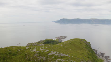 Ruhiges-Wasser-Des-Stadhavet-Meeres-Mit-Dem-Leuchtturm-Von-Skongenes-An-Der-Spitze-Der-Insel-Vagsoy-In-Vestland,-Norwegen