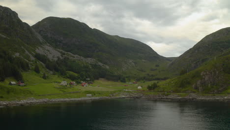 Üppig-Grüne-Berge-Und-Ruhiger-See-In-Maloy,-Kreis-Vestland,-Norwegen---Luftaufnahme-Einer-Drohne