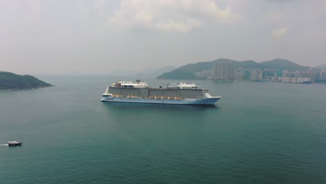 Königliches-Karibisches-Spektrum-Der-Meere-Mega-kreuzfahrtschiff-Verankert-In-Der-Bucht-Von-Hong-Kong