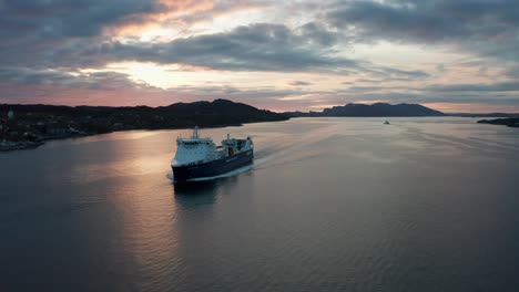 Frachtschiff-Samskip-Kvitbjorn-Richtung-Süden-In-Norwegischen-Küstengewässern-Bei-Sonnenuntergang---Luftaufnahme-Vom-Backbordbug-Vor-Dem-Schiff