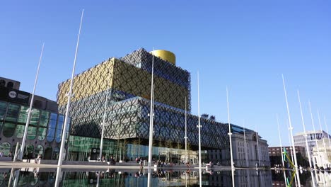 Die-Neue-Moderne-Architektur-Der-Bibliothek-Von-Birmingham-Spiegelt-Sich-Im-Pool-Am-Centenary-Square-Wider