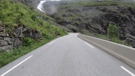 Punto-De-Vista-De-Un-Automóvil-Conduciendo-Por-La-Carretera-De-Montaña-Trollstigen-En-Noruega---Timelapse