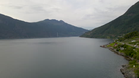 Luftdrohnenaufnahme-über-Dem-Hardangerfjord-Und-Der-Hängebrücke-In-Norwegen