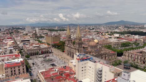 Vista-Lateral-Noreste-De-La-Catedral-De-Guadalajara-Y-La-Plaza-Principal-Con-Vista-A-La-Ciudad-En-Jalisco,-México