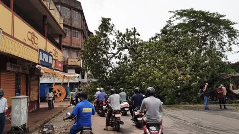 Un-árbol-Caído-Provoca-Tráfico-De-Scooters-En-Las-Calles-De-La-Ciudad-De-La-India-Debido-Al-Ciclón-Tauktae