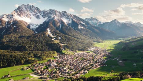 Luftaufnahmen-Eines-Dorfes-In-Den-Dolomiten