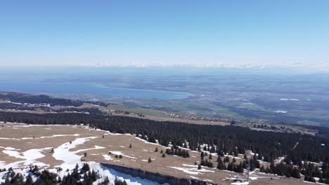 Vuelo-Con-Drones-Sobre-El-Famoso-Sealand-En-Suiza,-Con-Un-Clima-Perfecto-Y-Los-Alpes-Suizos-Al-Fondo