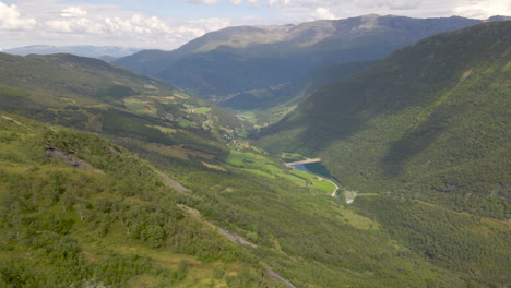 Hermoso-Bosque-De-Montaña-Verde-Y-Fresco-De-Vikafjell,-Noruega--aéreo