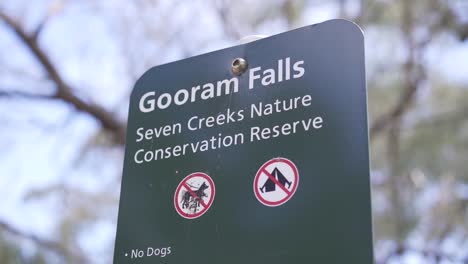 Gooram-Falls-Seven-Creeks-Naturschutzgebiet-Victoria-Australien-Beschilderung