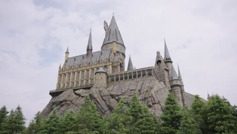 Hogwarts-castle-at-the-magical-wizarding-world-of-Harry-Potter,-Universal-Studios