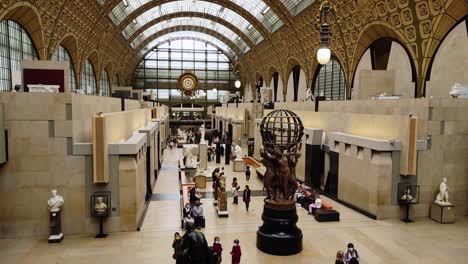 Galería-Principal-Del-Museo-De-Orsay-Vista-Desde-El-Nivel-Medio-Con-Su-Hermosa-Arquitectura-Y-Techo