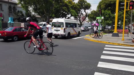 4k-daytime-video-with-people-roller-staking,-cycling,-running-and-jogging-on-the-Arequipa-boulevard-in-Miraflores,-Lima,-Peru