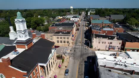 Luftaufnahme-über-Dem-Woodford-County-Courthouse-In-Versailles,-Kentucky,-Bluegrass,-Bourbon