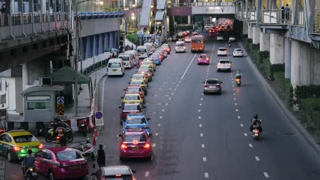Taxis-line-up-to-pick-up-passengers-in-front-of-a-shopping-mall-in-the-evening-after-work-and-the-situation-of-the-Covid-19-epidemic-in-Bangkok,-Thailand