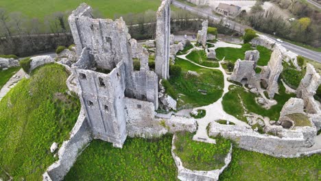Aerial-top-down-ascendent-over-Corfe-Castle-ruins-in-County-Dorset,-England