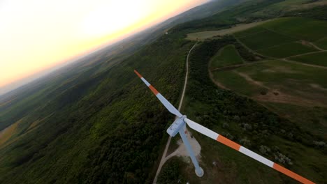 Toma-Aérea-Fpv-De-Turbina-Eólica,-Producción-De-Energía-Renovable-Para-Un-Mundo-Ecológico-Verde
