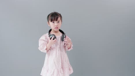 Süßes-Asiatisches-Mädchen-Mit-Kopfhörern-Genießt-Musik-Und-Tanz-Und-Dreht-Sich-Glücklich-Im-Studio-Um