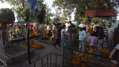 Familien-Versammeln-Sich-In-Der-Nähe-Der-Gräber-Ihrer-Verwandten,-Singen,-Beten-Und-Feiern-Den-Tag-Der-Toten-In-Mexiko-Puebla-Cholula
