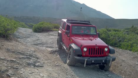 Rojo-Jeep-Rubicon-Rock-Arrastrándose-En-El-Sendero-Del-Oso-Negro-A-Través-De-Las-Montañas-De-San-Juan