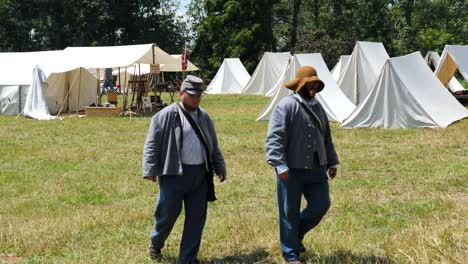 Bürgerkrieg:-Zwei-Konföderierte-Soldaten-Verlassen-Das-Lager