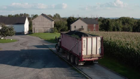 Eine-LKW-Ladung-Tierfutter-Wird-Auf-Einer-Waage-Im-Ländlichen-Bauernhof-Gewogen
