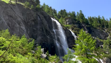 Kippen-Sie-Die-Aufnahme-Eines-Riesigen-Wasserfalls,-Umgeben-Von-Grünen-Bergen-Und-Felsen-In-Österreich-Im-Sommer