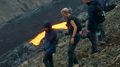 Gruppe-Abenteuerlustiger-Wanderer-Am-Ausbruchsort-Des-Vulkans-Fagradalsfjall,-Wo-Tagsüber-Heiße-Lava-In-Island-Fließt