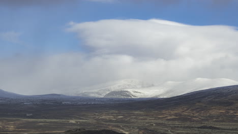 Timelapse-Del-Espectacular-Mirador-De-Snohetta-Con-Nubes-Blancas-Moviéndose-En-Las-Montañas-Dovrefjell-Hjerkinn,-Noruega