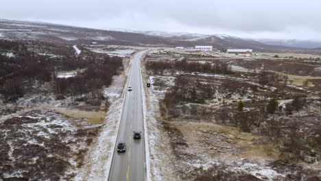 Fahrzeuge-Fahren-Im-Winter-Auf-Der-Straße-In-Der-Nähe-Der-Gemeinde-Dovre-In-Norwegen