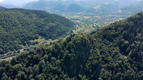 Panorama-Der-Dichten-Grünen-Vegetation-Auf-Dem-Gipfel-Der-Bergkette