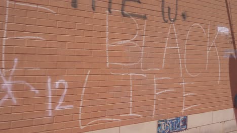 Las-Vidas-Negras-Importan-Graffiti-Arte-Pintar-Vandalismo-Etiquetado-Pintura-En-Aerosol-Winston-Smith-Protesta-Cámara-Lenta