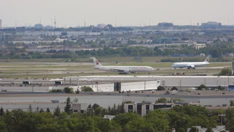 Aviones-Rodando-En-La-Calle-De-Rodaje-Del-Aeropuerto-Internacional-Pearson-De-Toronto-En-Toronto,-Canadá-Durante-El-Día