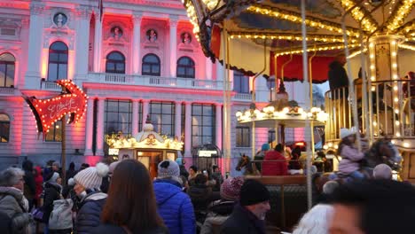 Menschen-Genießen-Den-Weihnachtsmarkt-Und-Das-Karussell-In-Zürich