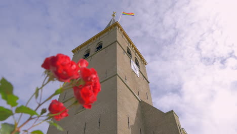 Eine-Rote-Rose-Weht-Im-Wind-Vor-Einer-Alten-Gotischen-Kirche-In-Den-Niederlanden