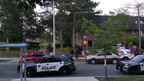 Policemen-And-Spectators-At-The-Crime-Scene-Of-A-Shooting-Incident-At-A-Birthday-Party-In-Toronto,-Canada