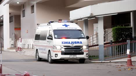 Krankenwagen-Schalten-Während-Der-Weltweiten-Covid-19-Epidemie-Situation-In-Nonthaburi,-Thailand,-Die-Notbeleuchtung-Ein,-Während-Sie-Mit-Corona-Infizierte-Patienten-Transportieren