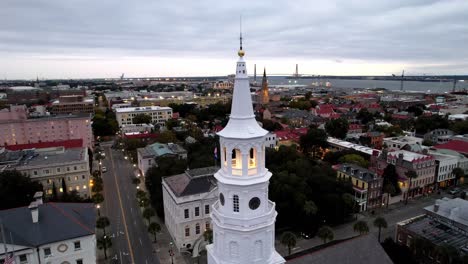 Luftumlaufender-Kirchturm-Der-St.-Michaels-Kirche-In-Charleston,-South-Carolina