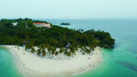 Vacation-resort-hotel-in-middle-of-paradisaical-island-in-Cayo-America