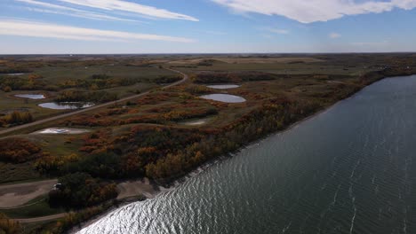 Absteigende-Luftaufnahmen-In-4K-über-Dem-Buffalo-Lake-In-Kanada-Im-Herbst-2021